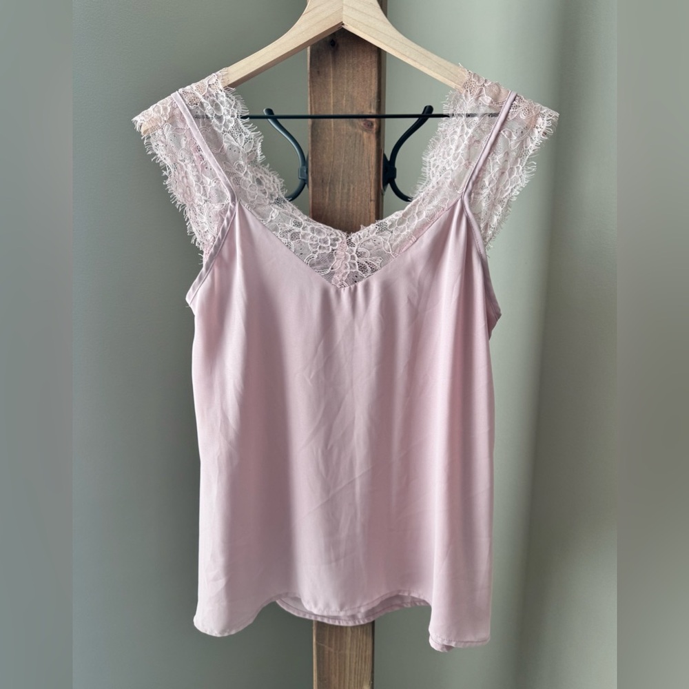 BaeVely Blush Pink V-Neck Floral Lace Trim Camisole with Eyelash Edges Small EUC